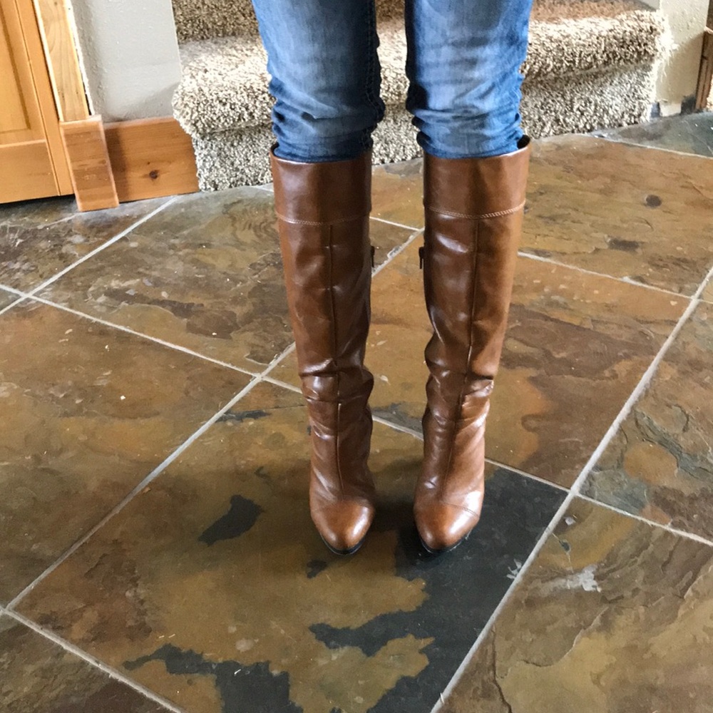 Tan knee high boots 👍👍